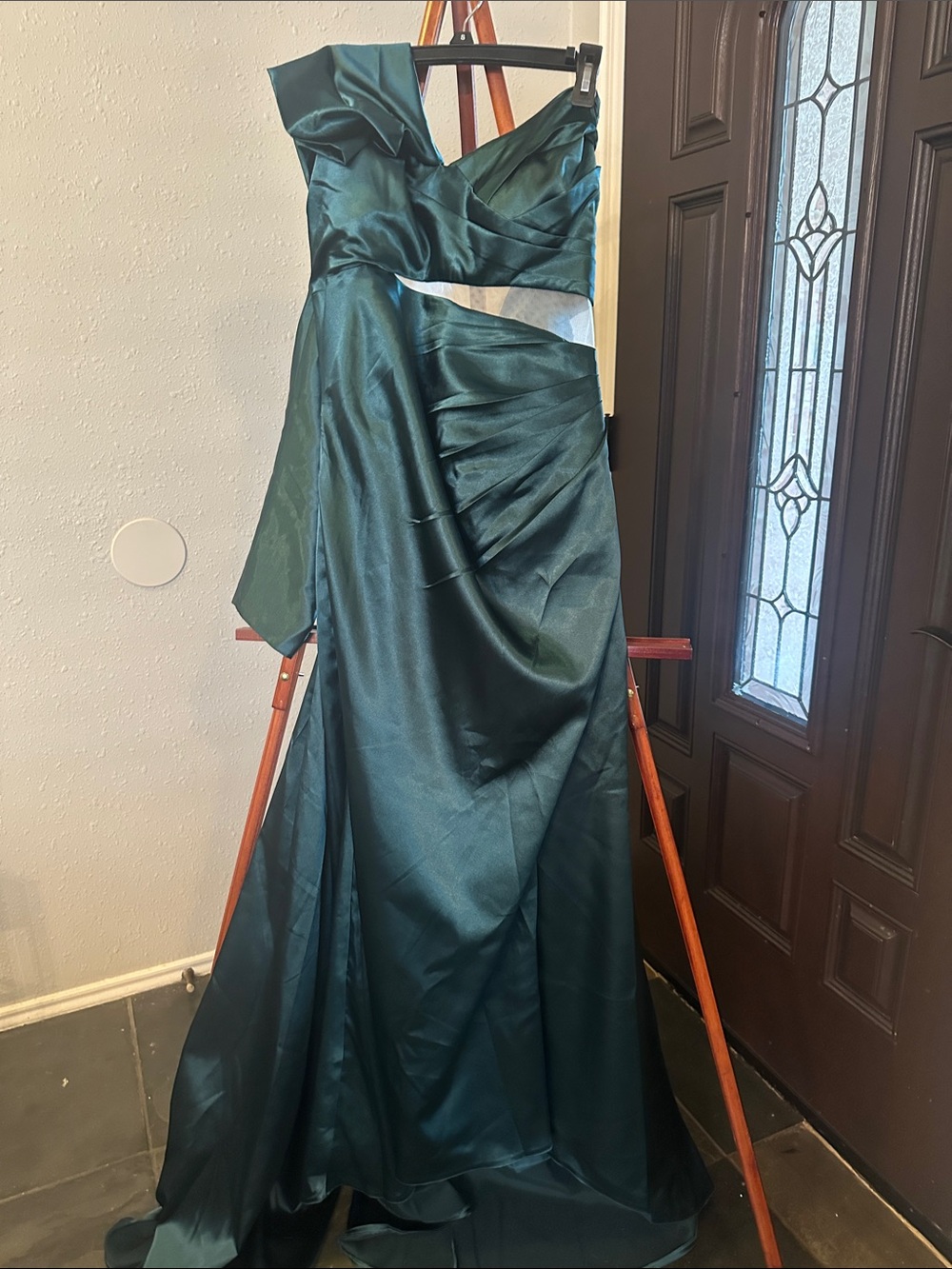 Elegant Green Satin One-Shoulder Evening Gown